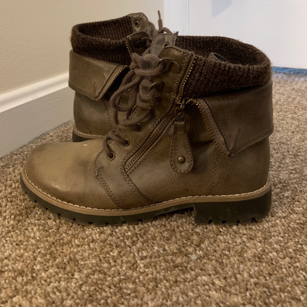 Combat boots